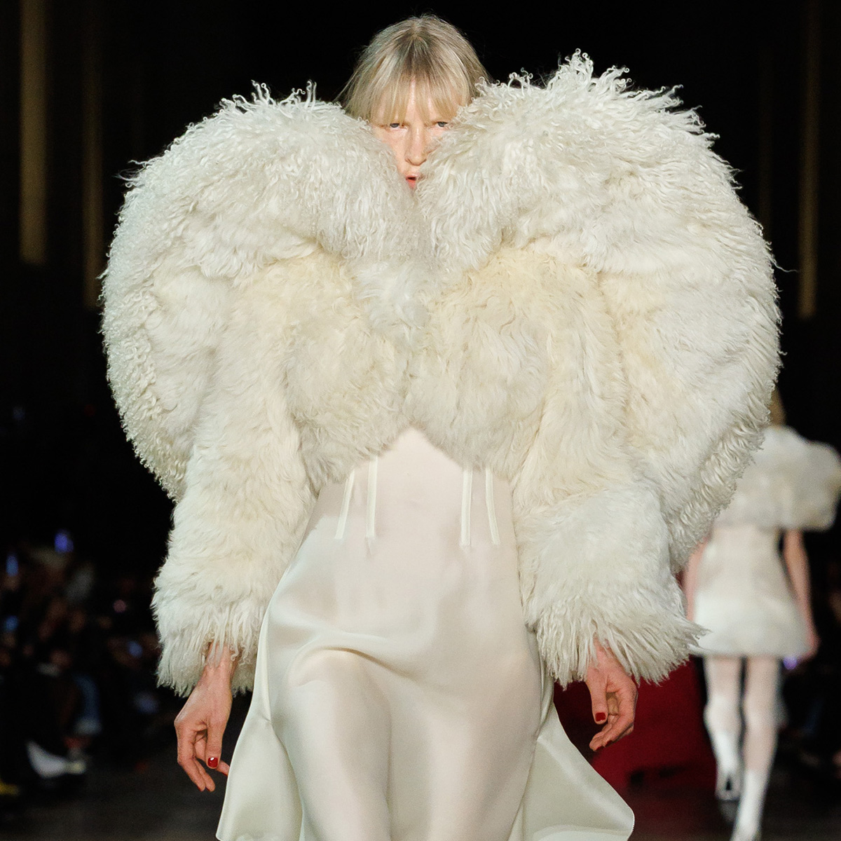 From Victorian Collars to Aughts Skull Scarves: 5 Takeaways From Alexander McQueen's F/W 25 Show