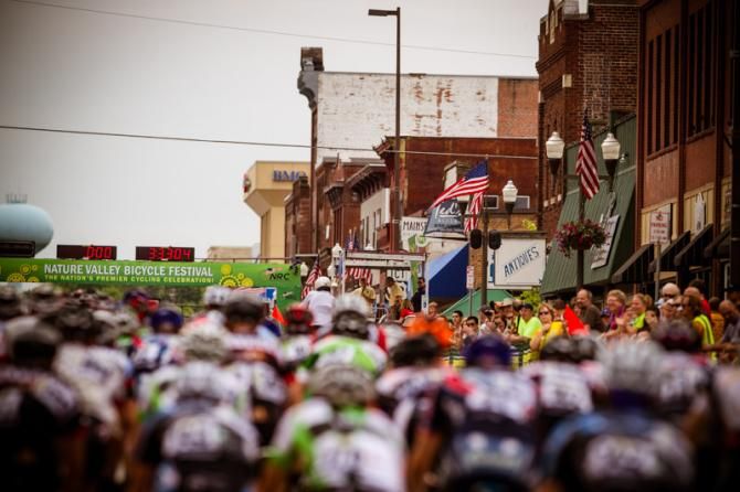 The men's field enters the finishing circuits.