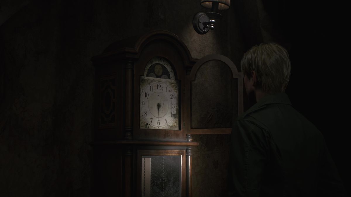 James Sunderland opens the Bluecreek Grandfather clock in the Silent Hill 2 clock puzzle