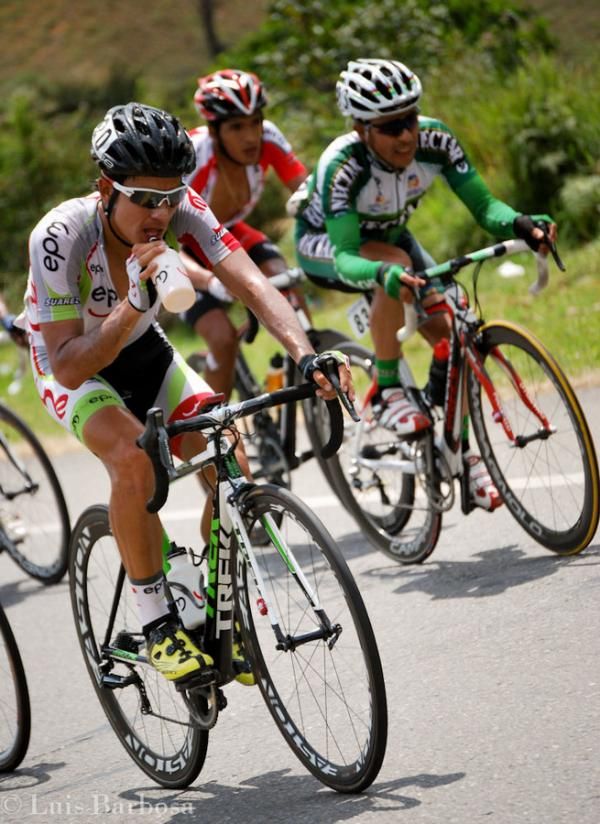 Camilo Castiblanco (Epm-Une) takes a drink