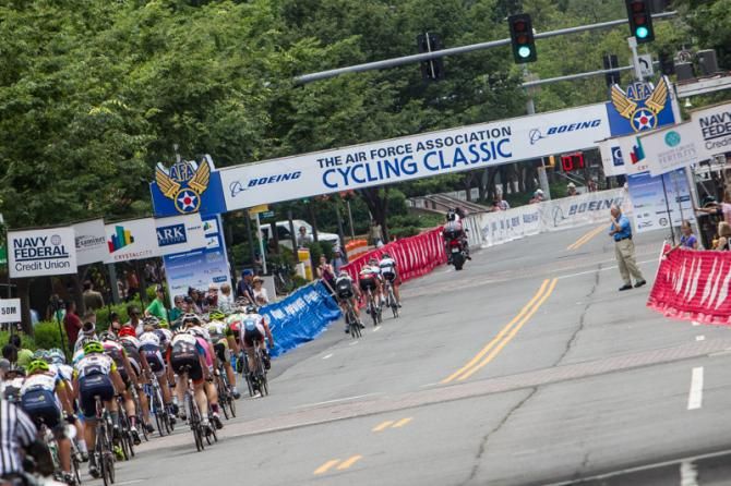 The women's race starts to split up at the front