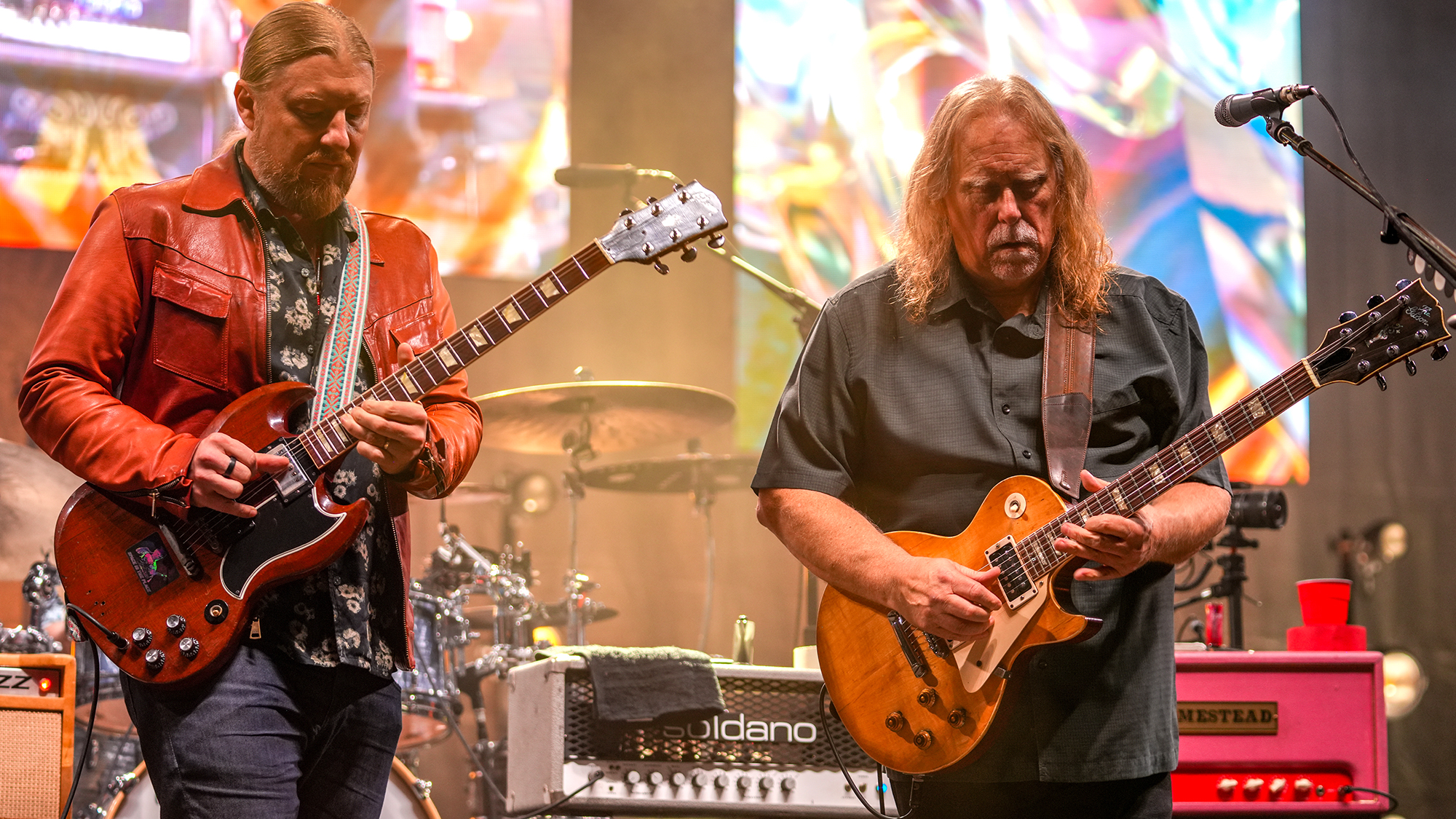 Derek Trucks (left) and Warren Haynes perform onstage. Haynes is playing Jeff Beck&#039;s Yardburst Les Paul.