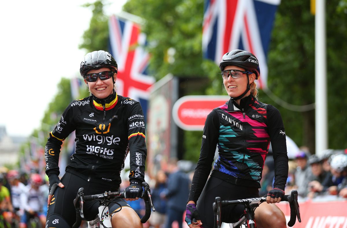 Jolien D'Hoore and Hannah Barnes chat on the start line