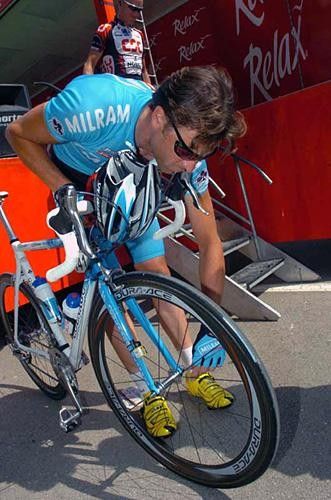 Alessandro Petacchi (Milram) gets the wheel straight