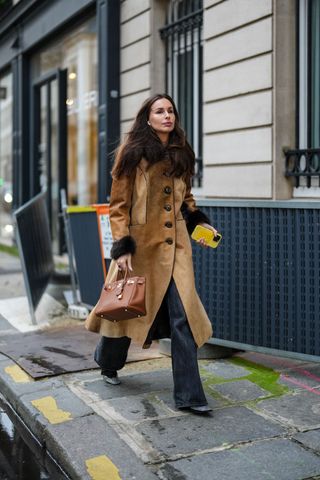 An image of an attendee of Paris Fashion Week wearing an Hermès Birkin.