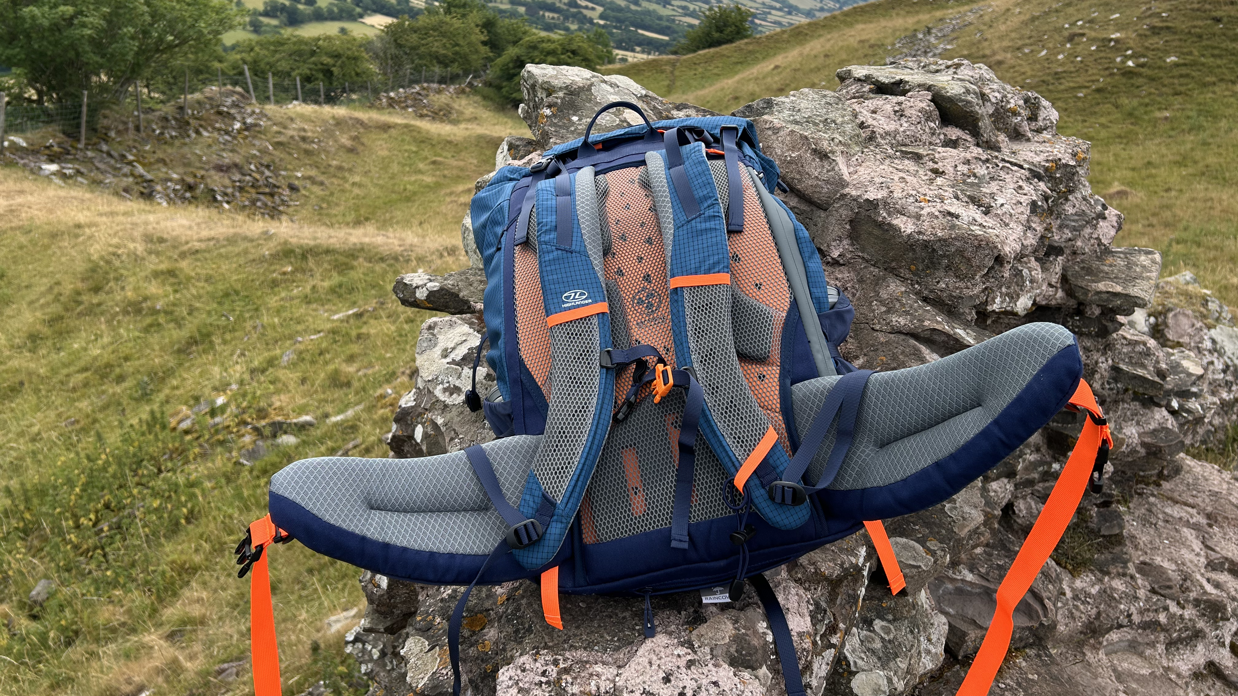 The back panel and harness system of the Highlander Vulkan