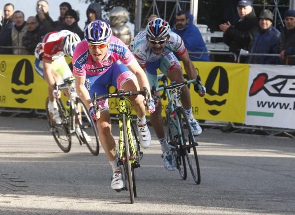 Damiano Cunego (Lampre-ISD) comes out of the last bend ahead of Jose Serpa (Androni Giocattoli).