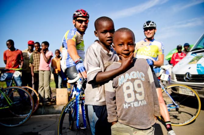 Young fans pose for the camera alongisde Team Type 1_Sanofi riders