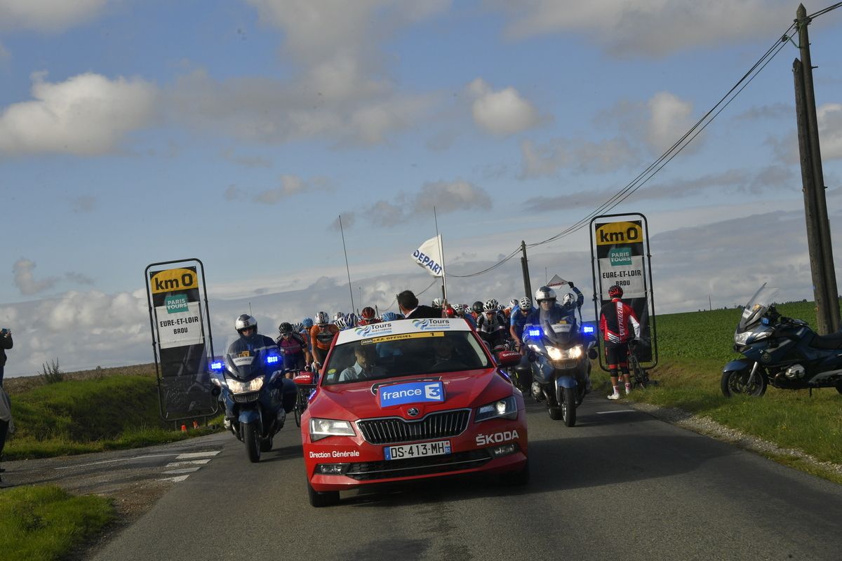 The 2017 Paris-Tours gets underway