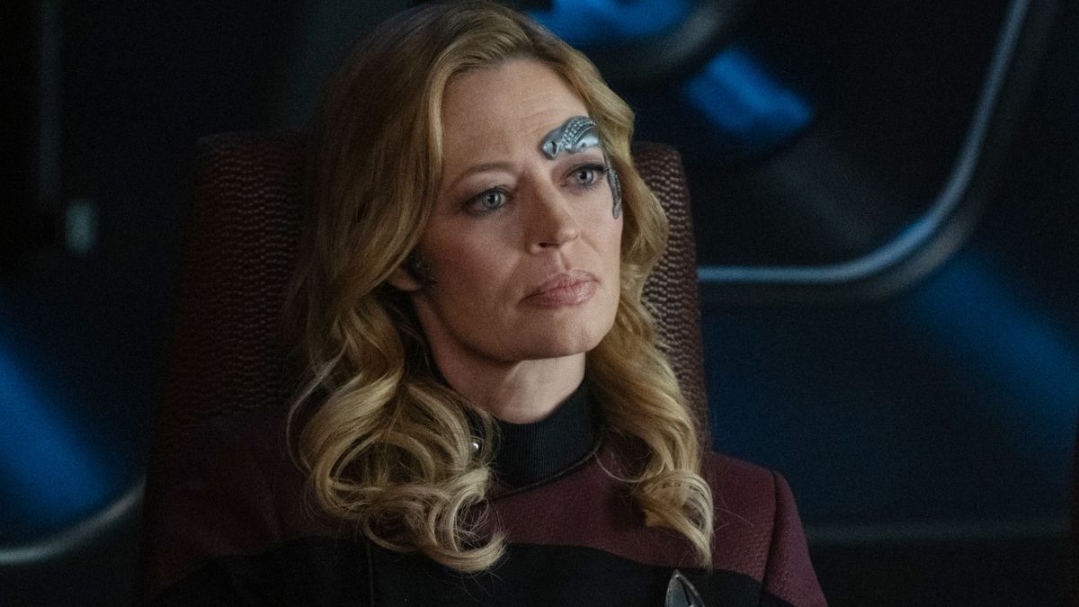 While Star Trek: Picard Fans Await News On A Spinoff, Seven Of Nine Is ...