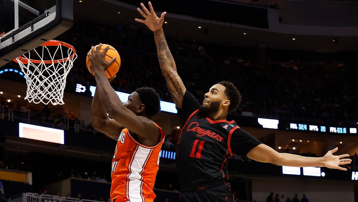 Kofi Cockburn #21 of the Illinois Fighting Illini shoots the ball as Kyler Edwards #11 of the Houston Cougars defends in the second half of the game during the second round of the 2022 NCAA Men&#039;s Basketball Tournament at PPG PAINTS Arena on March 20, 2022 in Pittsburgh, Pennsylvania.