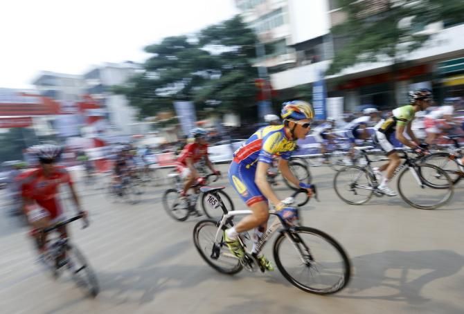 Riders get underway for stage 2
