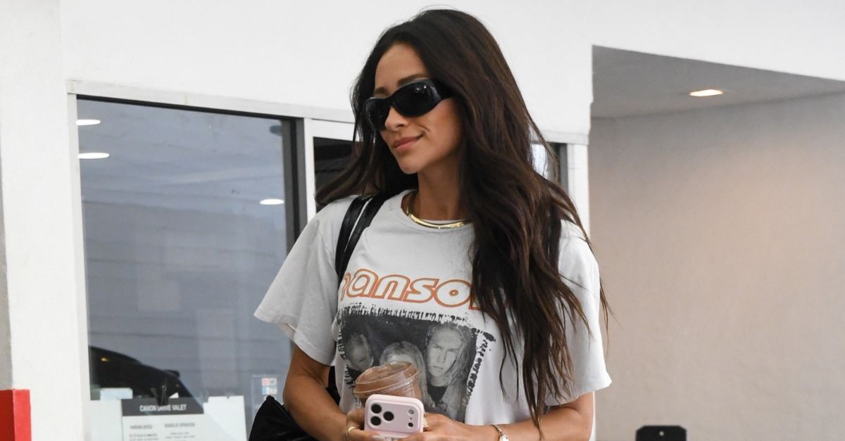 Knee Length Skirts are Trending—This French Shoe Trend Always Looks Chic Knee Length Skirts are Trending—This French Shoe Trend Always Looks Chic