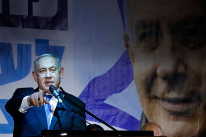 Netanyahu talks to supporters