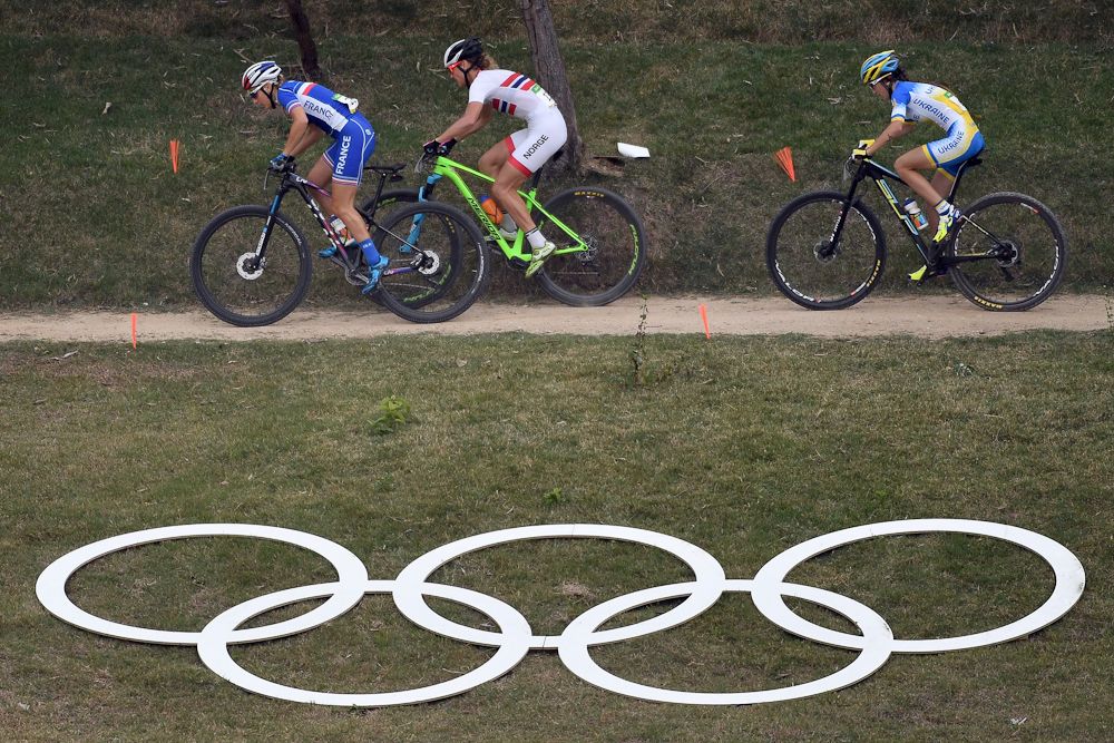 The leaders on course during the women's MTB XC race at the Rio Olympics