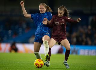 Sjoeke Nusken and Jess Park battling for the ball