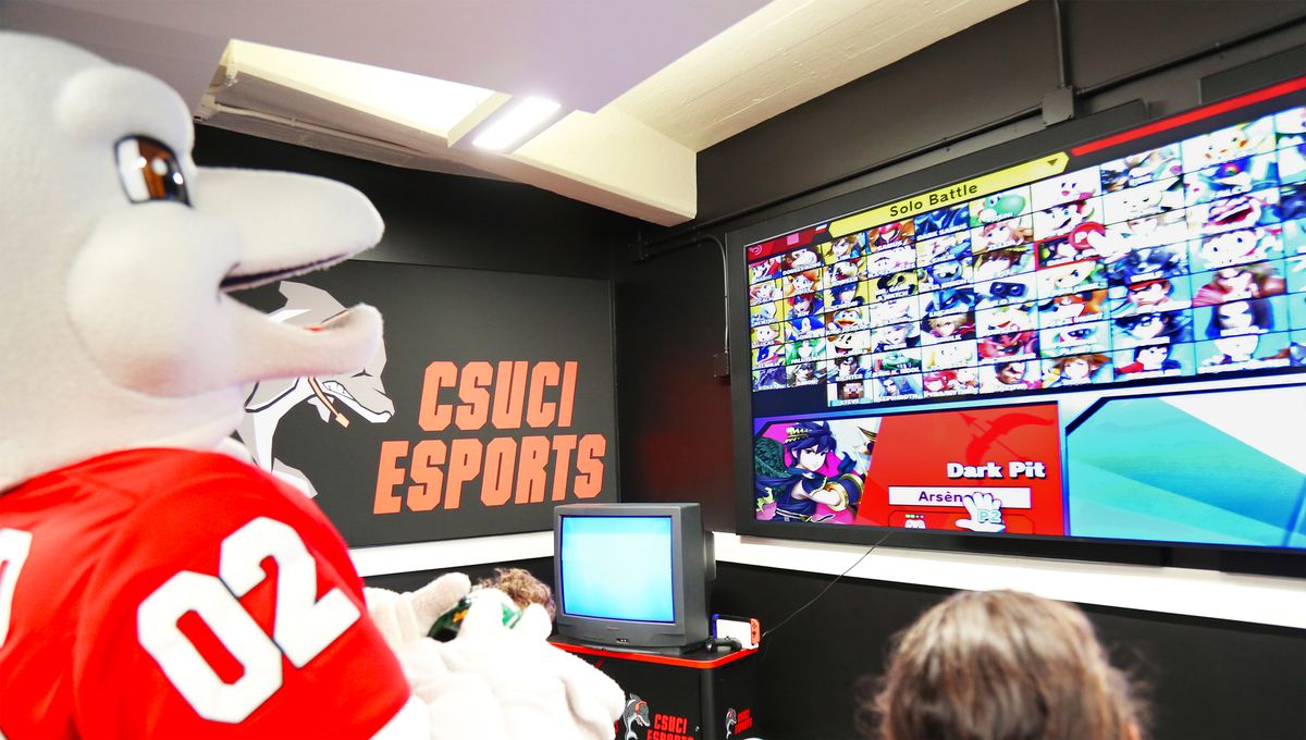 The lounge at California State University Channel Islands has three commercial-grade 4K UHD digital signage displays that serve as teaching displays when the room is used for classroom instruction, and as spectator gaming displays when the room is used for esports.