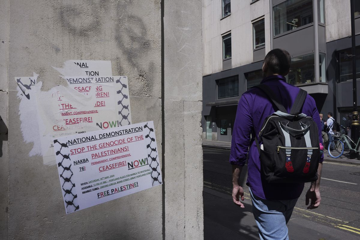 Sample photos taken with the Panasonic Lumix S9 of London street photography