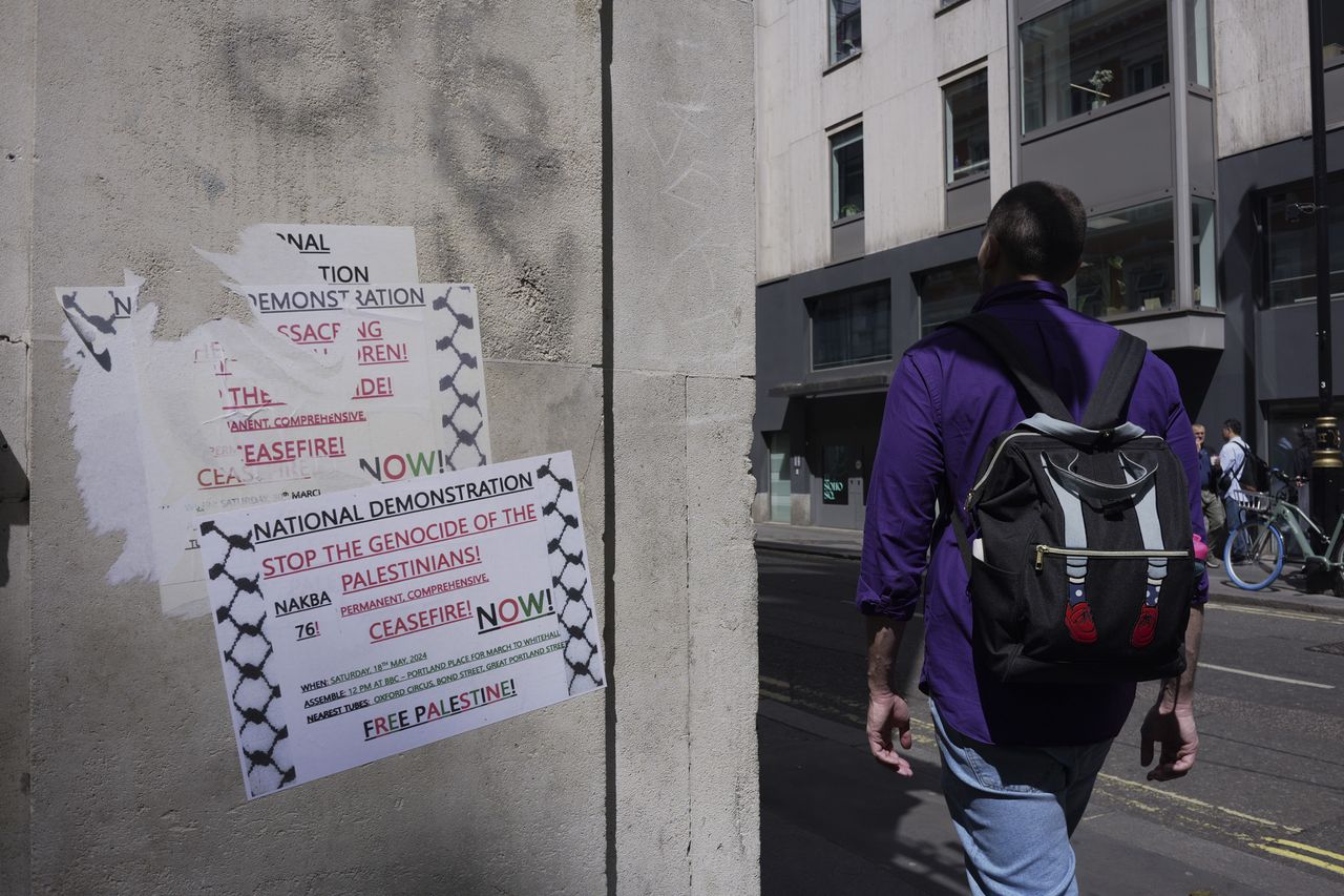 Sample photos taken with the Panasonic Lumix S9 of London street photography