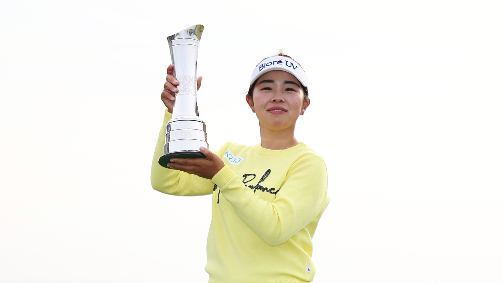 Miyu Yamashita holds the AIG Women's Open trophy