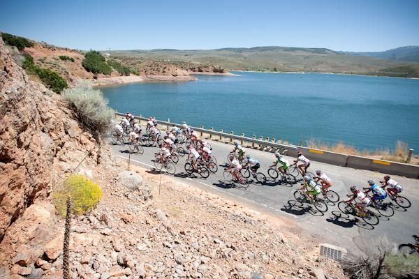 The race heads out past the reservoir and towards the feed zone.