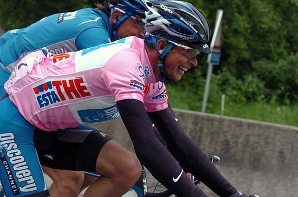 Paolo Savoldelli (Discovery Channel) enjoying his day in pink