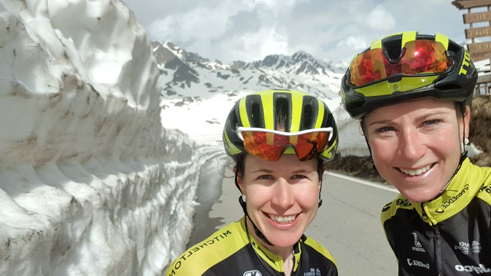 Annemiek van Vleuten and Amanda Spratt at the top of a snowy Passo Gavia