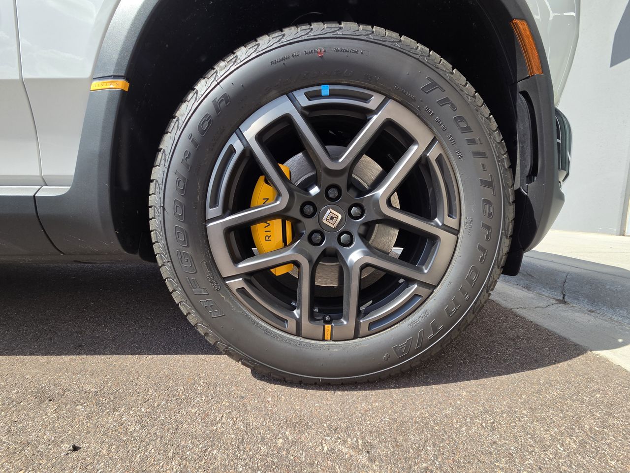 Photos of a car, plant, and man taken on the Samsung Galaxy S26