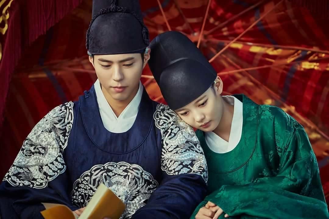 Park Bo-gum as Lee Yeong and Kim Yoo-jung as Hong Ra in 'Love in the Moonlight.'