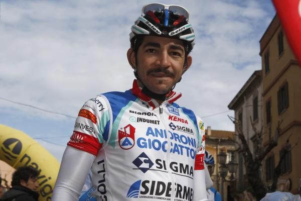 Jose Serpa (Androni Giocattoli) cuts a distinctive figure in the peloton.
