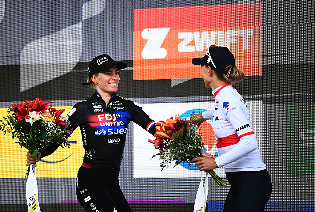 Vollering et Niewiadoma se serrent la main sur le podium du Tour de France