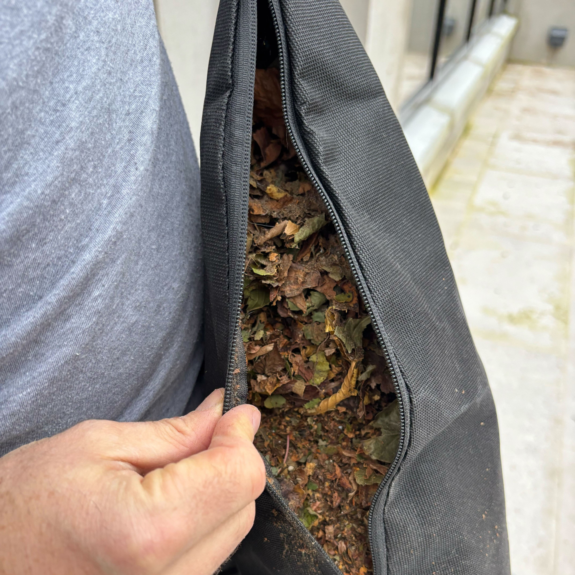 vonhaus leaf blower vacuum and mulcher opened bag with mulched leaves