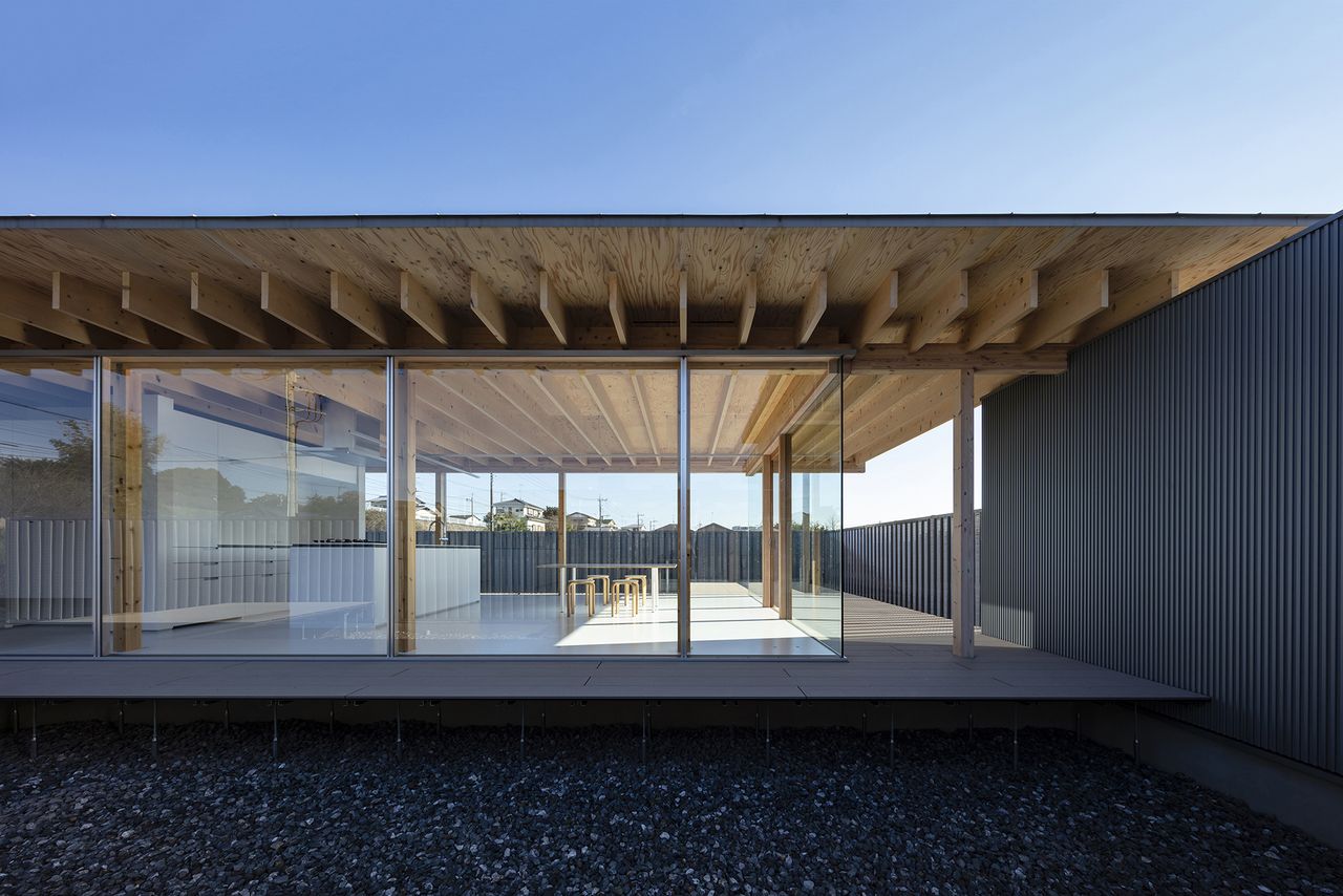 House in Sashiogi, Japan, a suburban Tokyo home