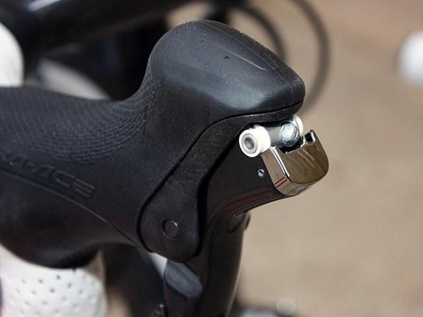 Brakes cables are easily accessed just by pulling back the brake lever - just like it used to be and a big improvement over the pesky cosmetic cover plate used on 7900.
