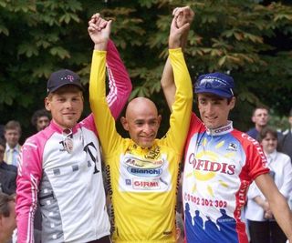 Marco Pantani, Jan Ullrich and Bobby Julich on the podium at the end of the 1998 Tour de France.