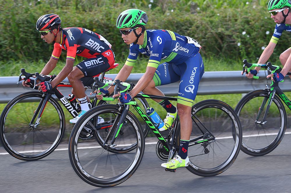 Esteban Chavez in the bunch during stage 10