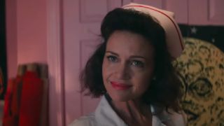 Carla Gugino speaking to Lisa in Lisa Frankenstein.