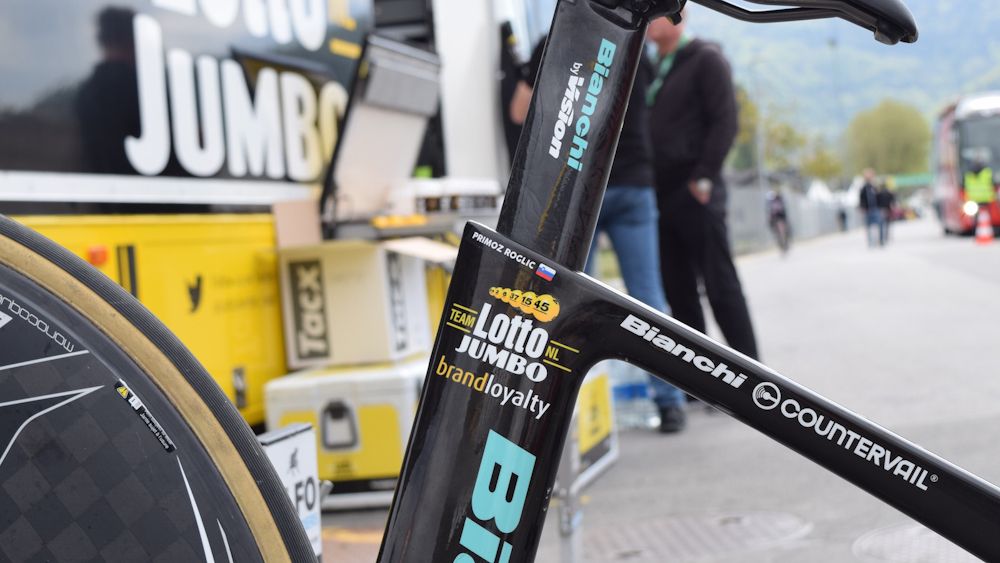 The Bianchi Aquila's finishing kit is made in conjunction with Vision components