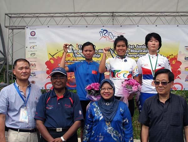 Junior women with VIPs at the awards ceremony.