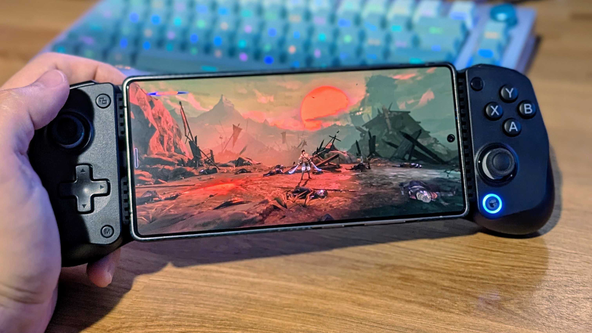GameSir's X5 Lite controller in-hand with Samsung Galaxy S25 Ultra inserted