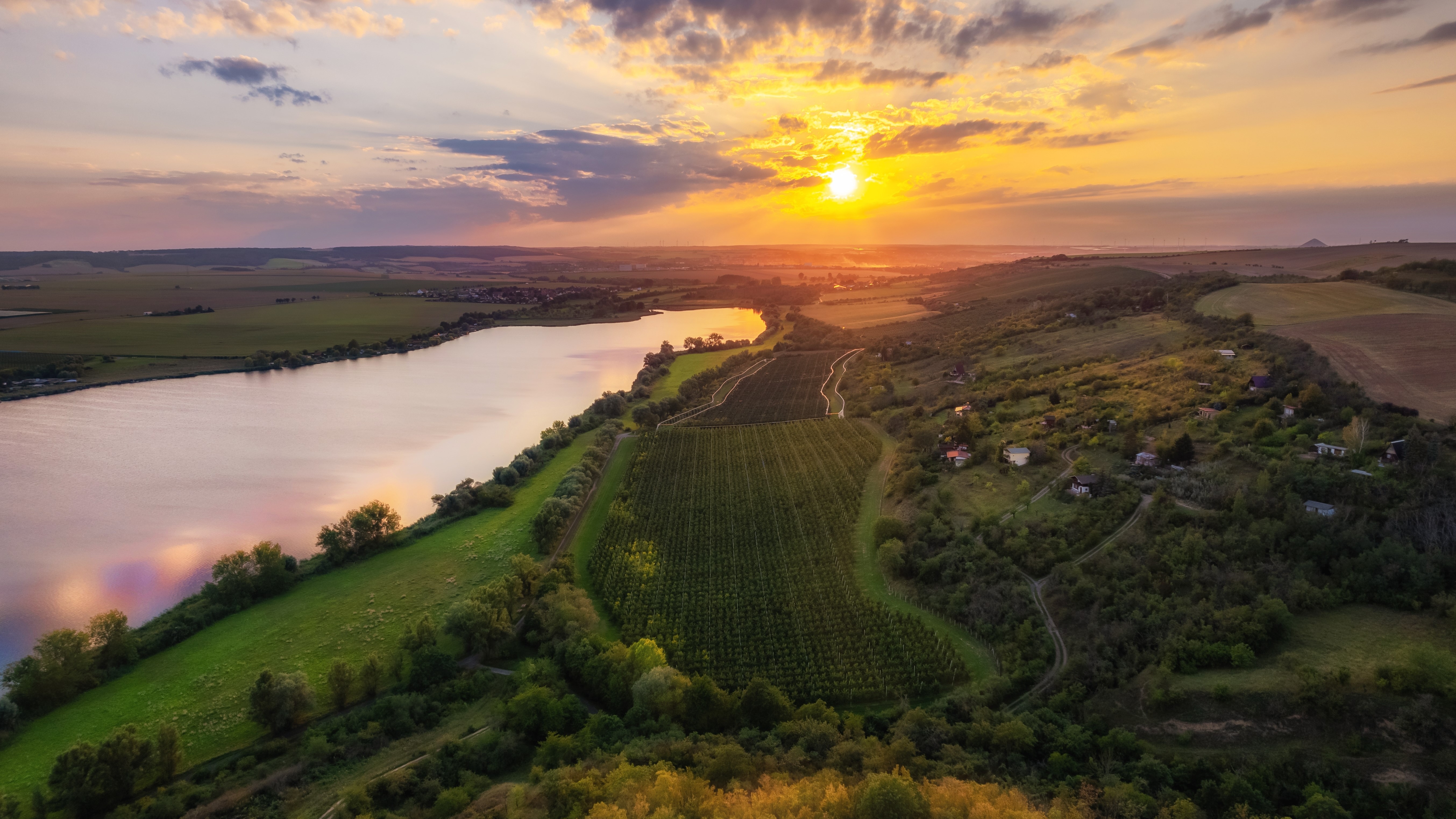 O vedere a Lacului Dulce din Germania la apus.