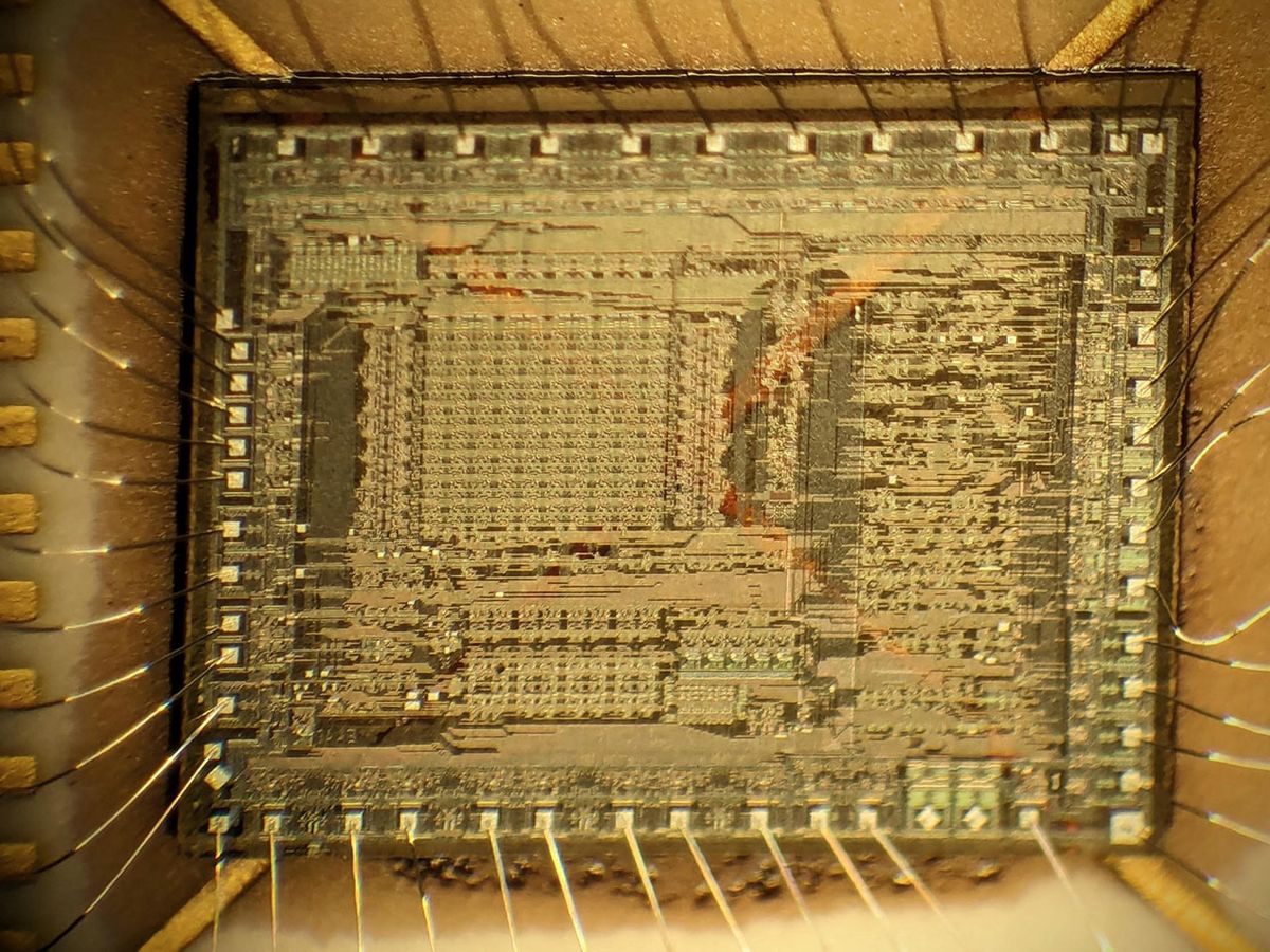 Ken Shirriff&#039;s images of a silicon-on-sapphire IC from HP