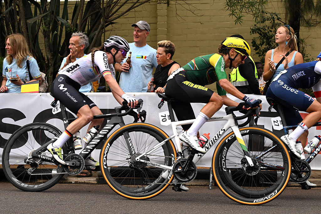 Ashleigh Moolman Pasio rides in the bunch at the 2025 Road World Championships