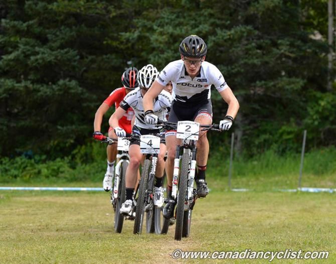 Markus Schulte-Luenzum (Focus XC Team) leading at start