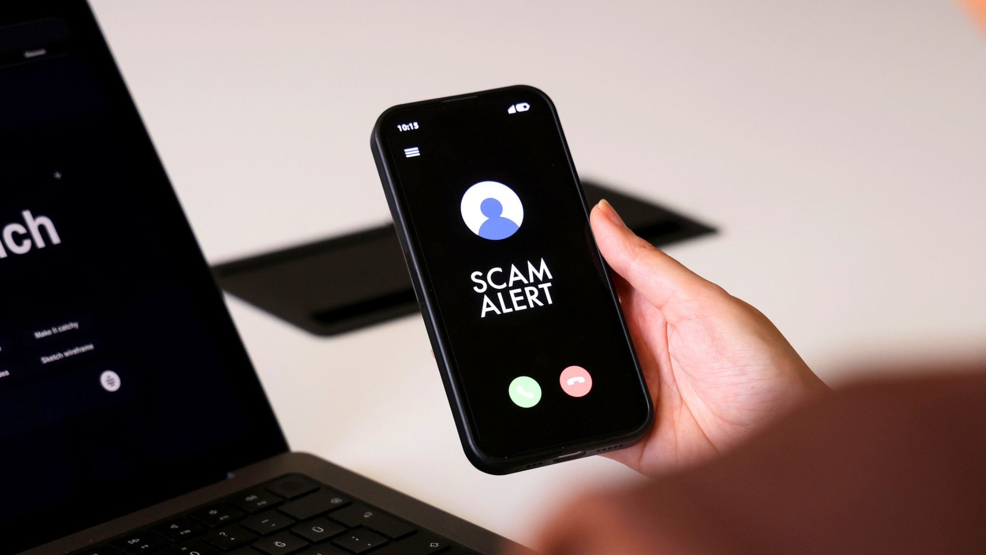 A scam alert showing up on a person's phone.