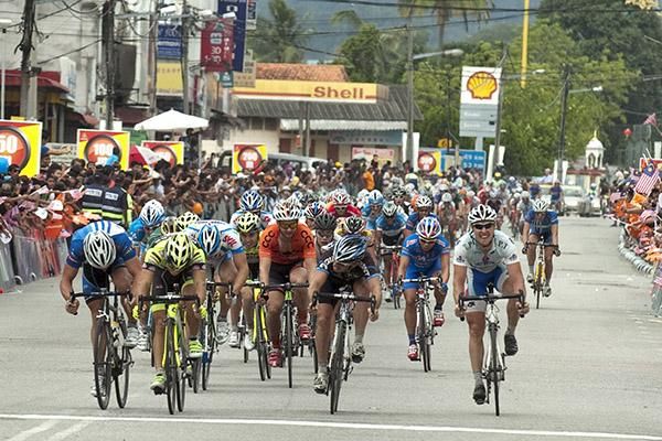 Italian Andrea Guardini (2nd from left) of Farnese Vini/Neri Sottoli grabs another win on the tour, this time stage seven in Tampin.