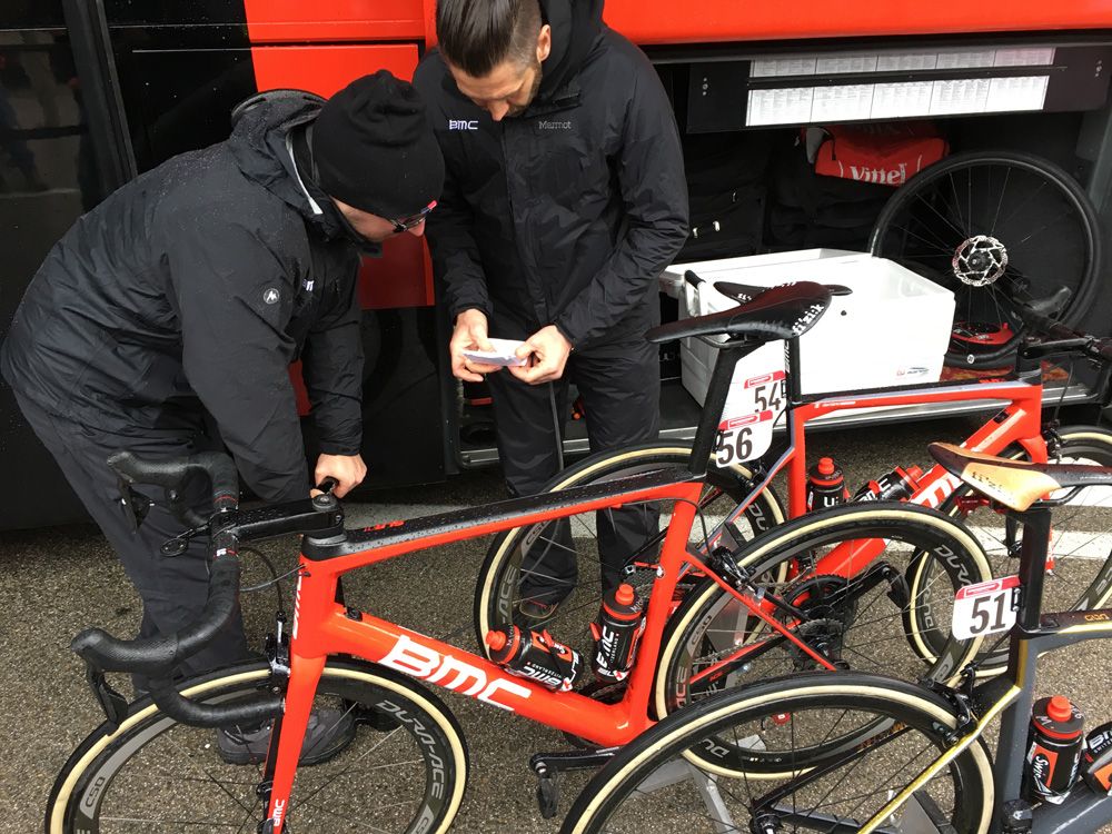 The BMC mechanics check the tyre pressure