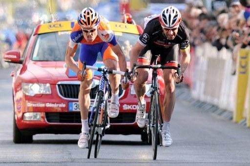 Luis Leon Sanchez goes head-to-head with Jens Voigt in the sprint