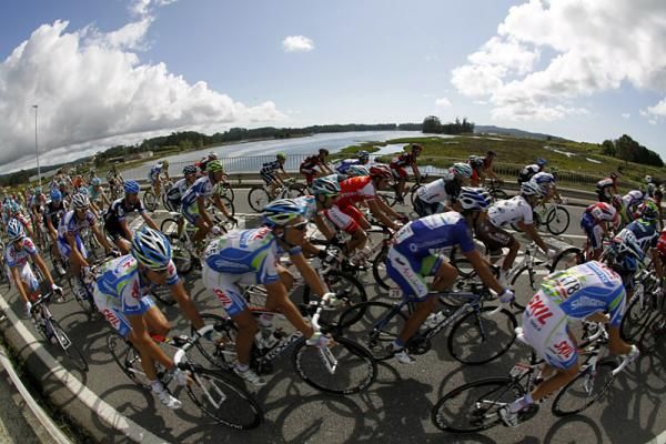 The Vuelta peloton makes its way from Ponteareas to Pontevedra during stage 12.
