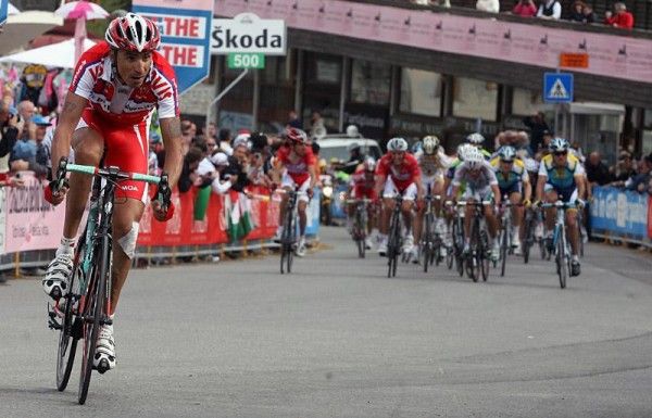 Mauricio Soler (Barloworld) still holds a slender lead inside of 500 metres to go.